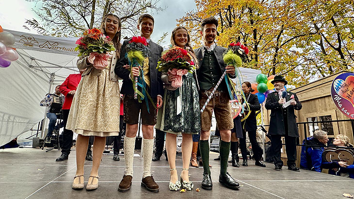 Narrhalla Prinzenpaare 2023: das Jugendprinzenpaar, Jugendprinzessin Luna I. und Jugendprinz Viktor I und das offizielle Prinzenpaar der Landeshauptstadt München, Prinzessin Katherina I. (Ibscher) und Prinz Frederik I. (Jehle) be der Vorstellung auf dem Viktualienarkt am 11.11.2023 (©Foto.Martin Schmitz)